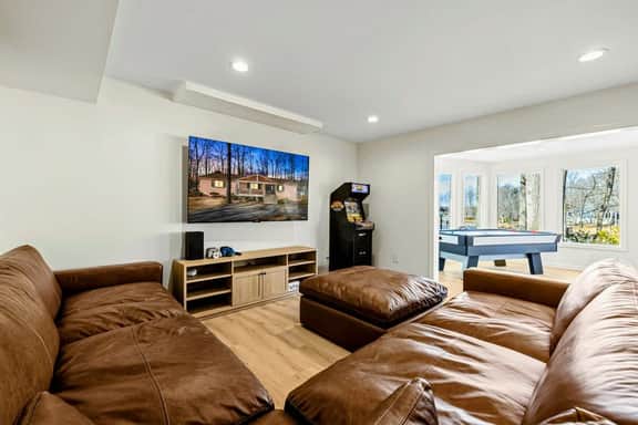 194 Becky Court (Sunset Lux)