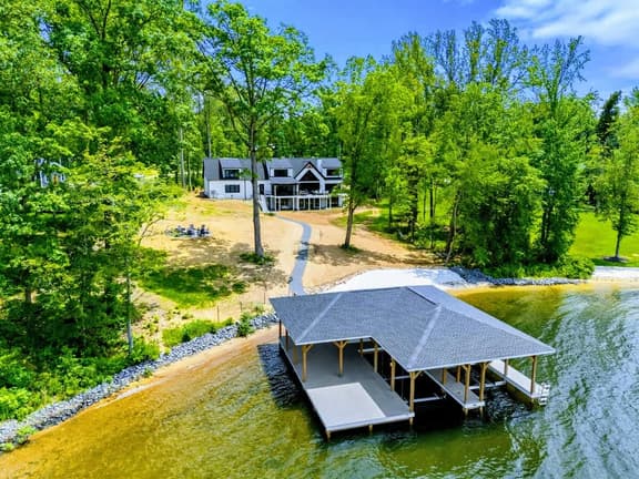 28 Wolftrap (Lakefront Escape)